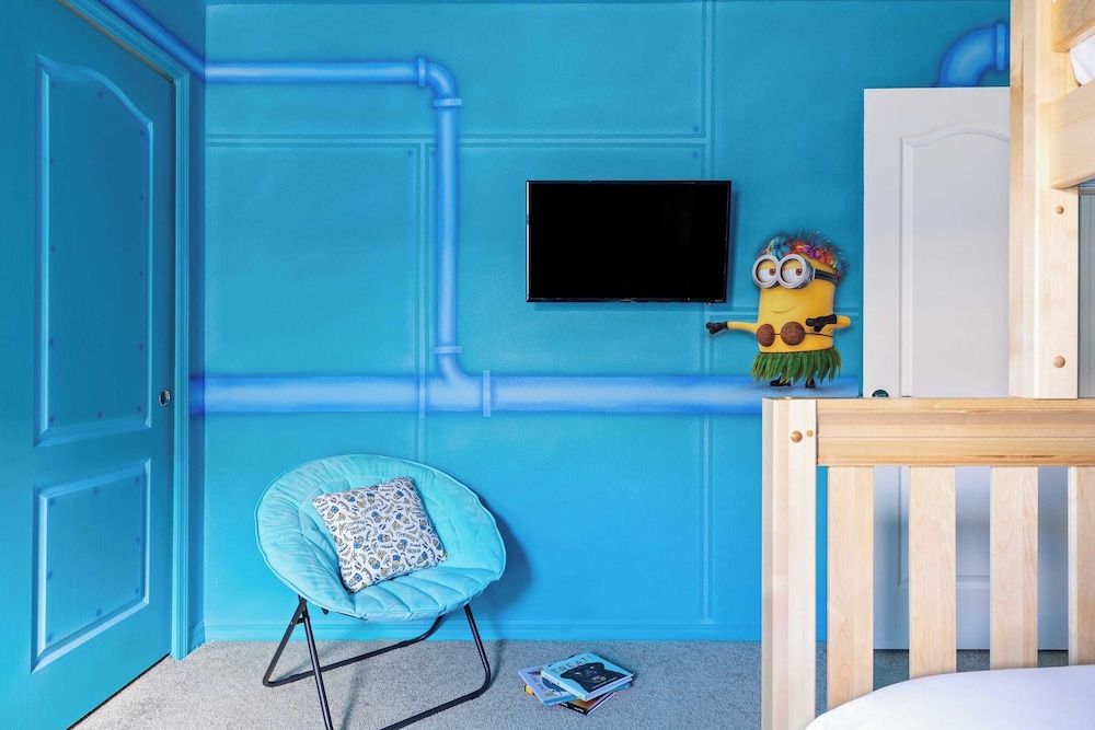 Sleeps 20! Resort Home Near Disney, Pool+game Room Twice-as-nice by Avantstay