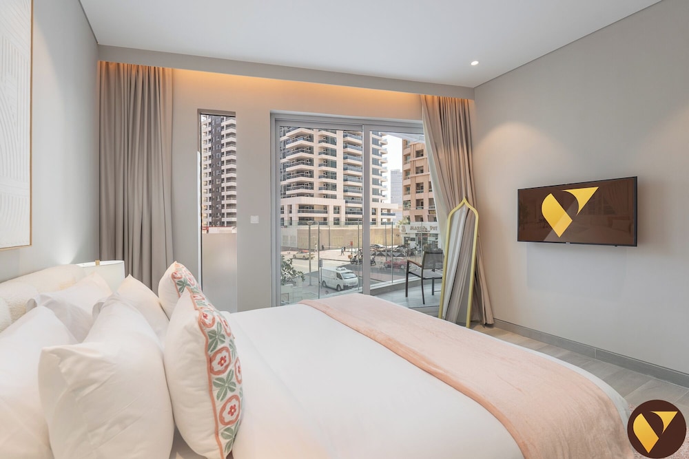 Vogue Condor Star Dubai Marina Pool