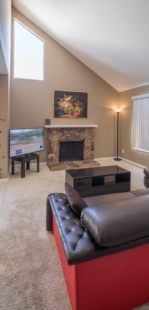 Newark Vacations - Sunny and Elegant Villa - Property Image 15