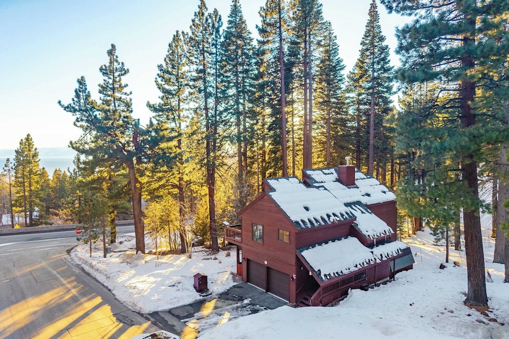 Views + Mins to Skiing, Lake, & Incline Village Incline Serenity by Avantstay