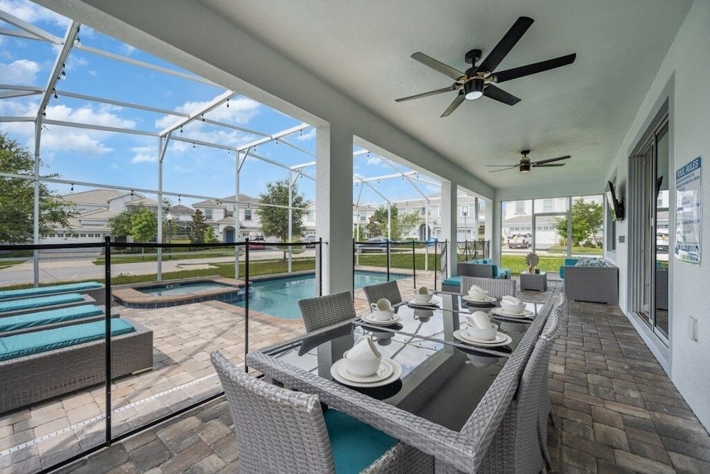 9 Bed Pool, Spa, Movie Room & Game Room! 9 Bedroom Home by RedAwning