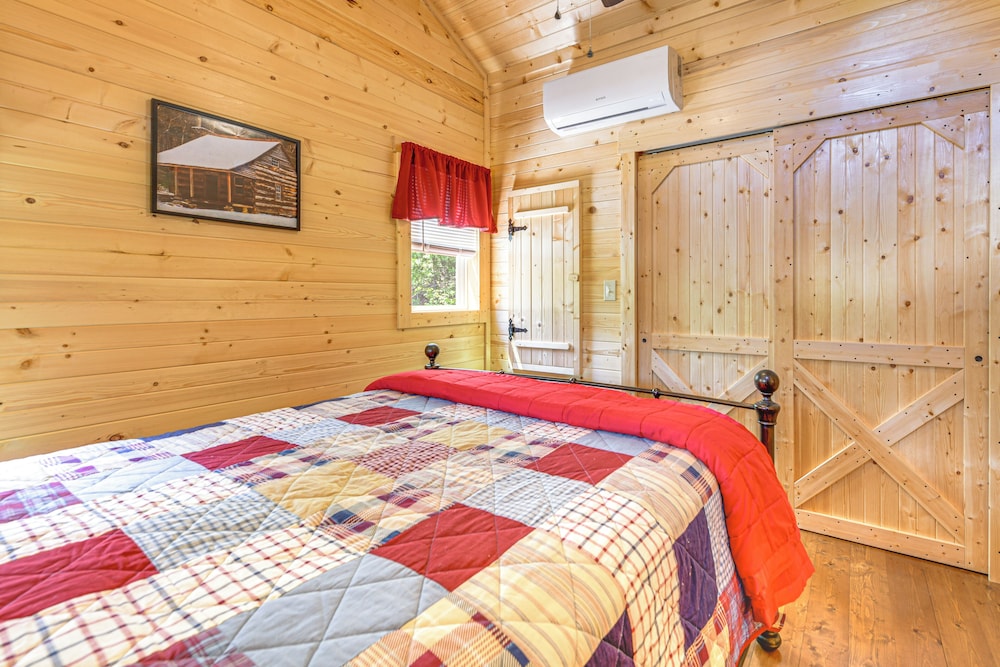 11 Mi to Smoky Mtns: Dog-friendly Sevierville Home