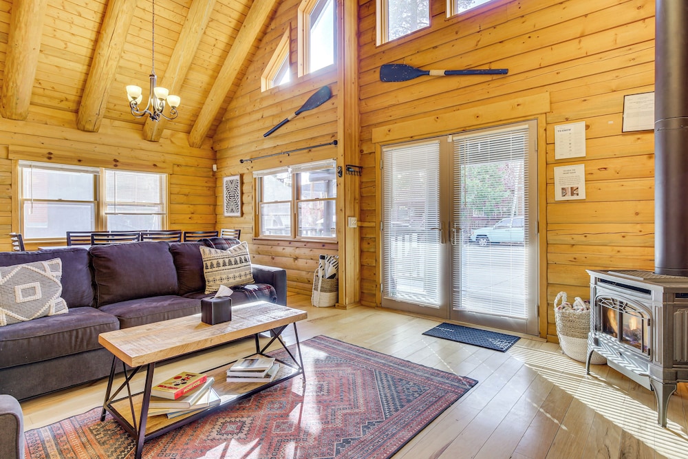 2 Mi to Lake Arrowhead Village: Pet-friendly Cabin
