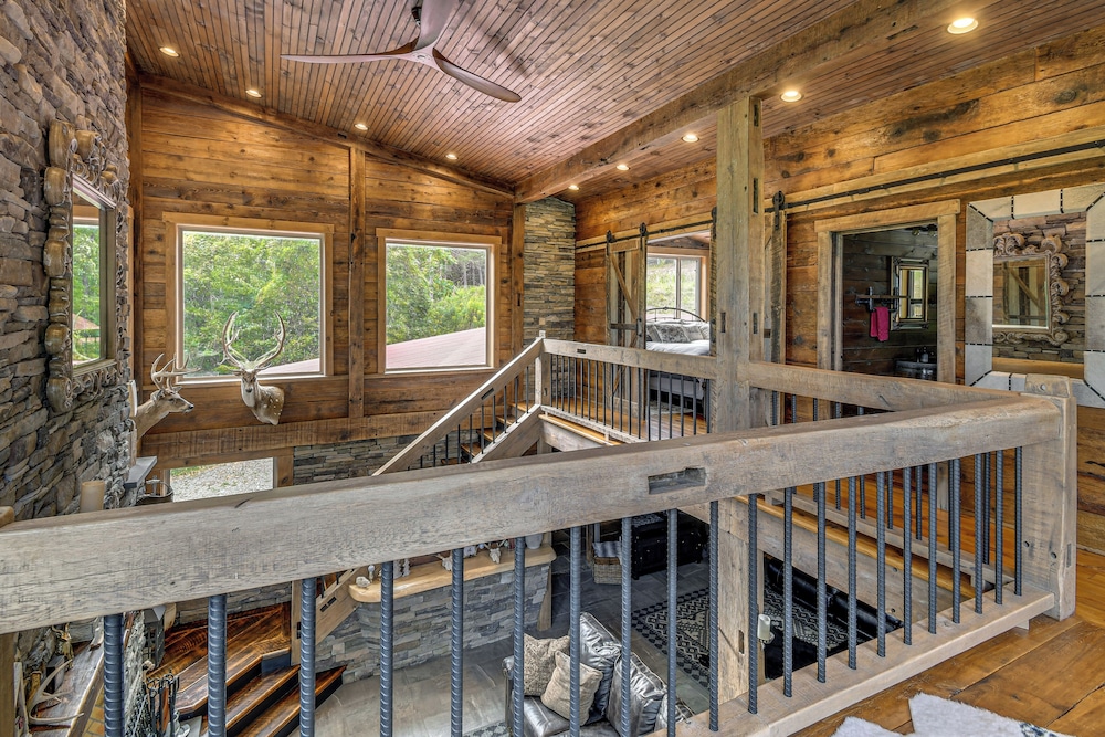 Luxe Cabin Compound 4 Mi to Cameron State Forest!