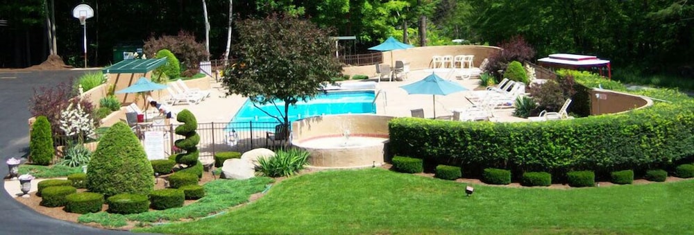 Tall Pines Motel