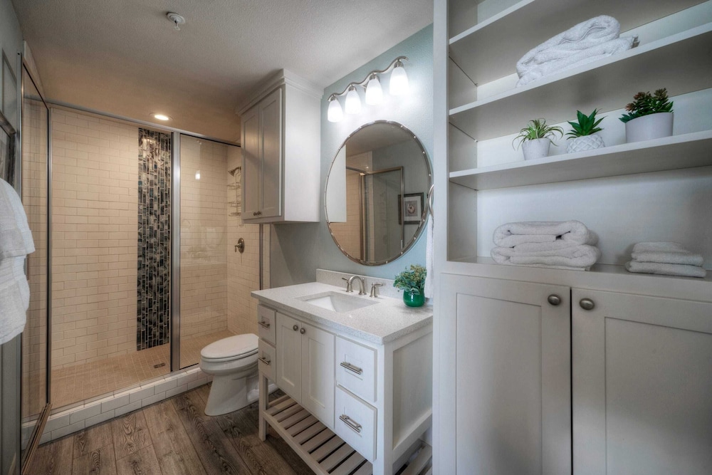 Dolphin at Trout Street Queen Suite w/ Kitchenette Marina-front + Patio