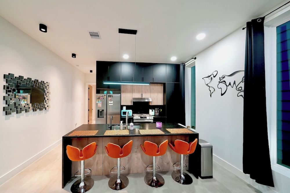 3 Mi to Dtwn: Modern Townhome w/ Yard in Houston