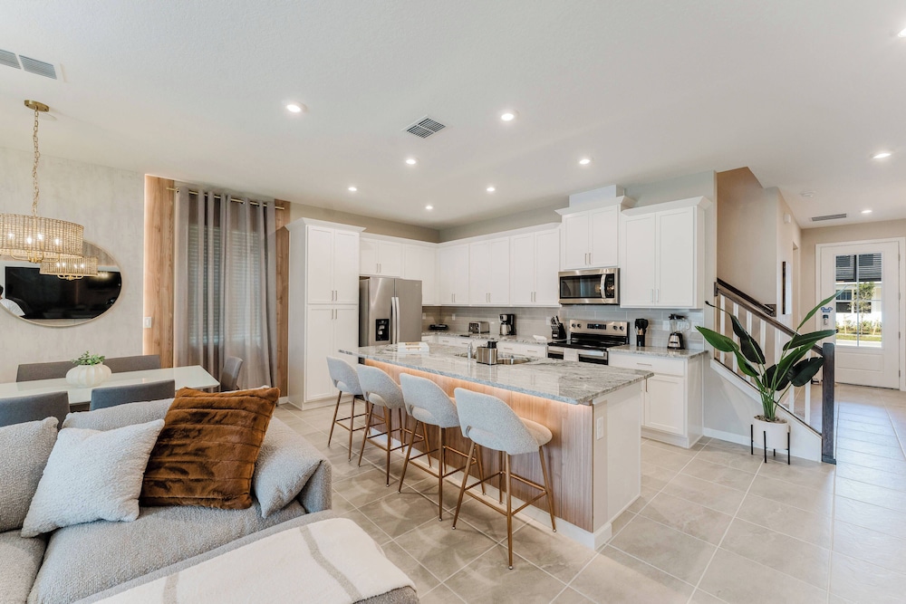 Themed 6BR Solara Near Disney Pool Summerkitchen