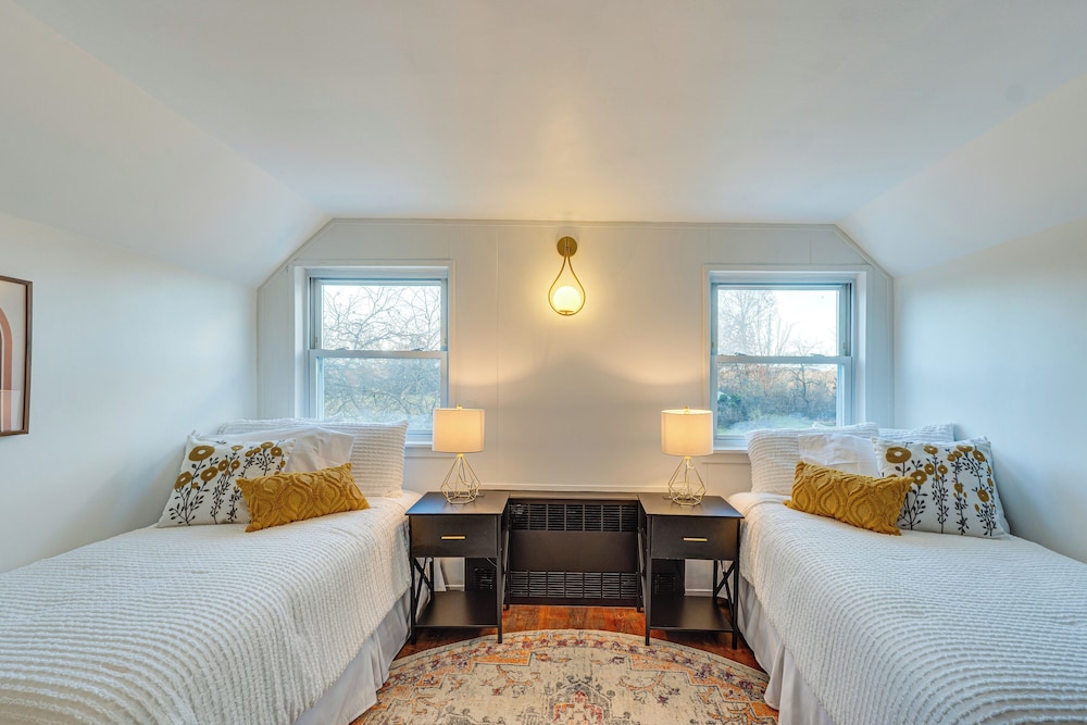 Charming Gardiner Home w/ Yard & Sunroom