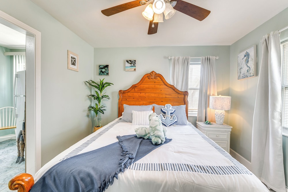 1 Mi to Upham Beach Park: Cozy St Pete Beach Apt!