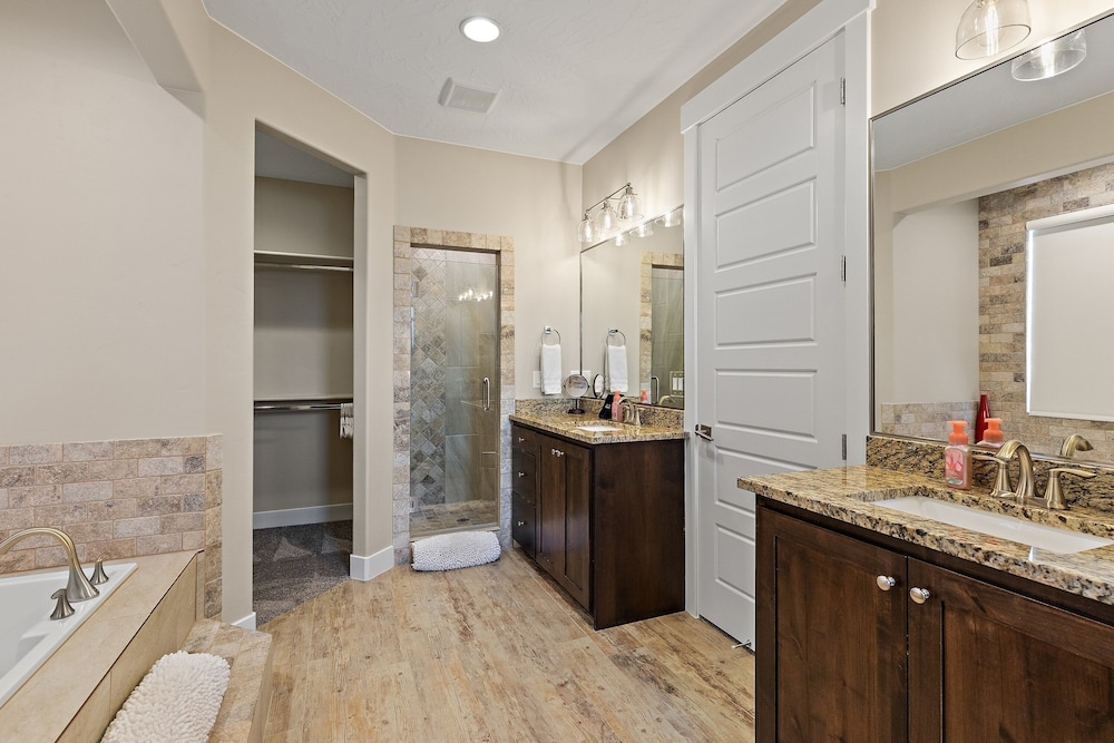 Hurricane Falls Pool, Hot Tub Plus Dog Friendly! 4 Bedroom Home