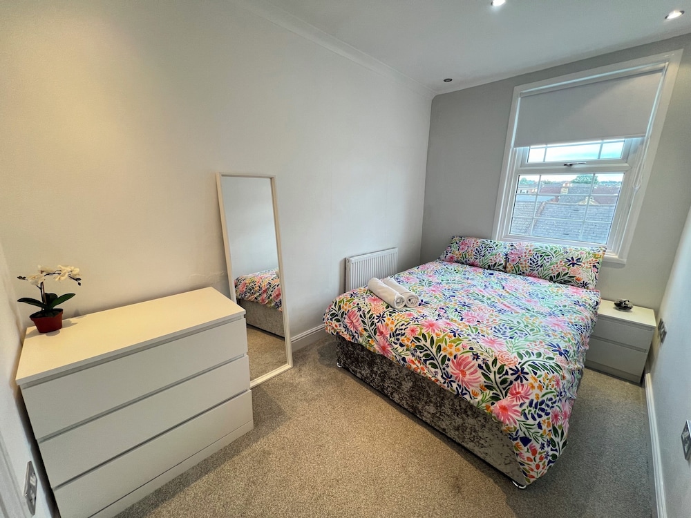 3 Bedroom House in London - Private Garage - Wi-fi view 5