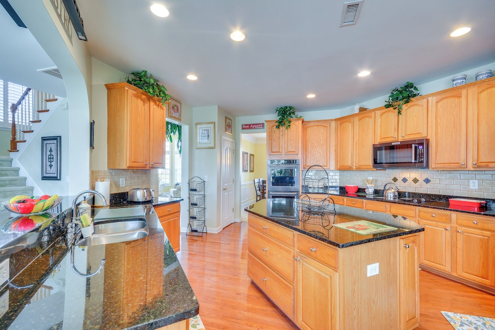 10 Mi to Dtwn Greensboro: Family Gem w/ Yard