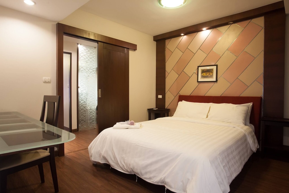 6C - 2 Bedroom Downtown Apartment With Shared Pool