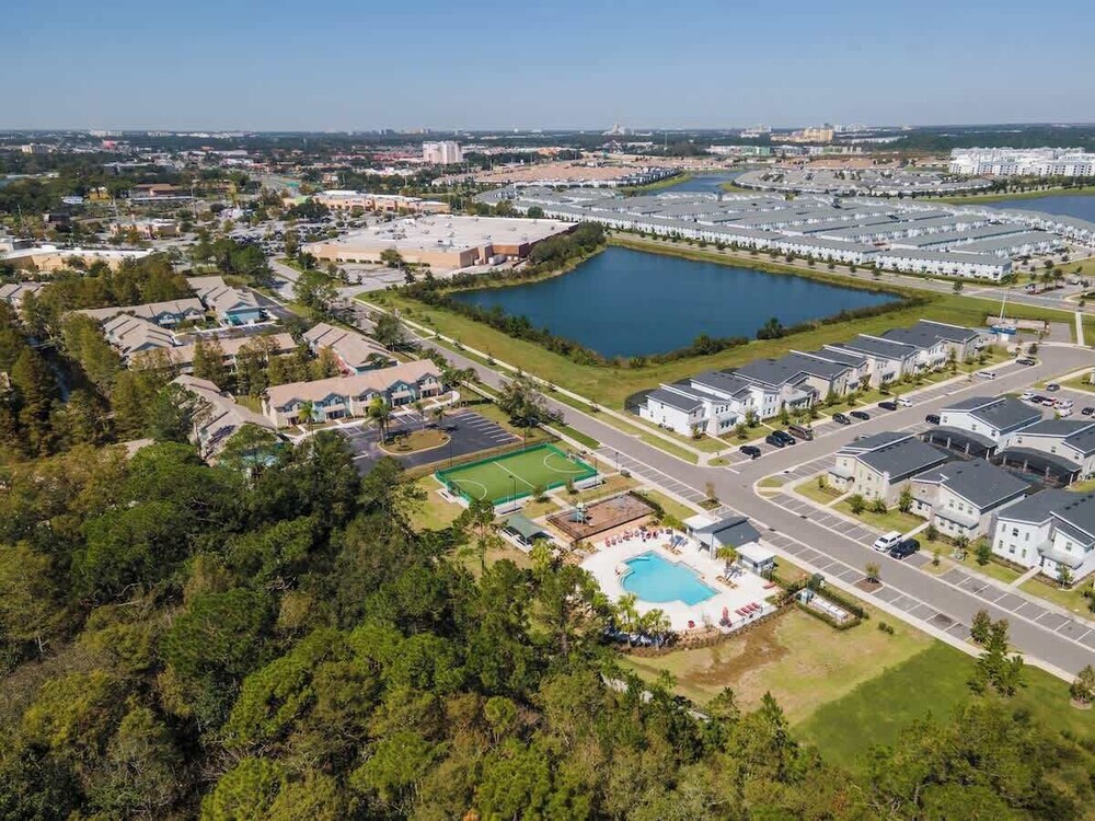 Sophisticated 6BR at Storey Lake