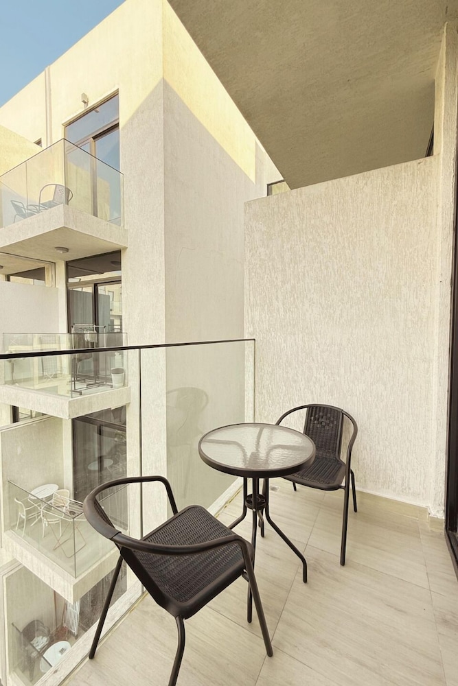 Stylish Studio Pool View JVC Elysee 3