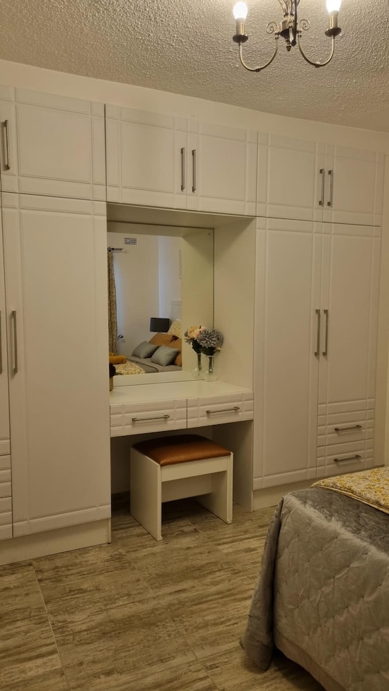2br/cottage/swimming Pool/near Airport