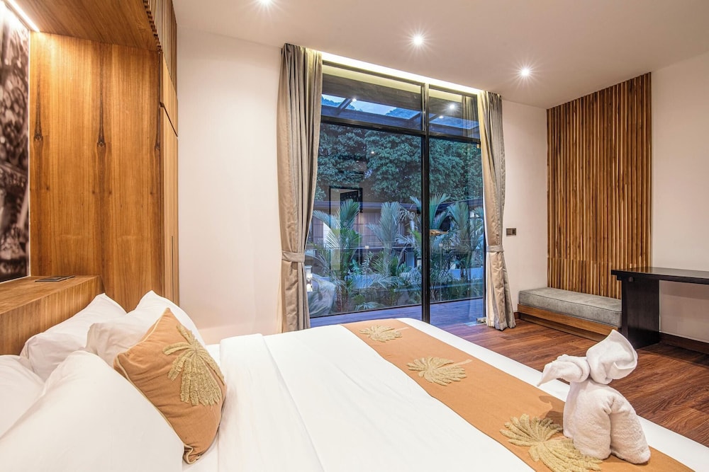 Elegant 6BR Canggu Villa Steps From the Ocean
