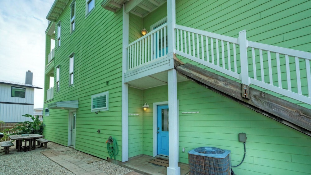 Walk to the Beach Ocean Views, Balcony Dining & Open Living Beachview 54 by Avantstay