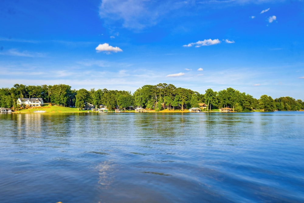 Waterfront Cabin on Lake Sinclair w/ Private Dock!