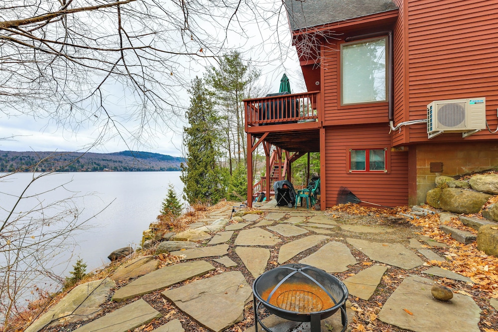 'sweet Serenity' Schroon Lake Family Retreat!