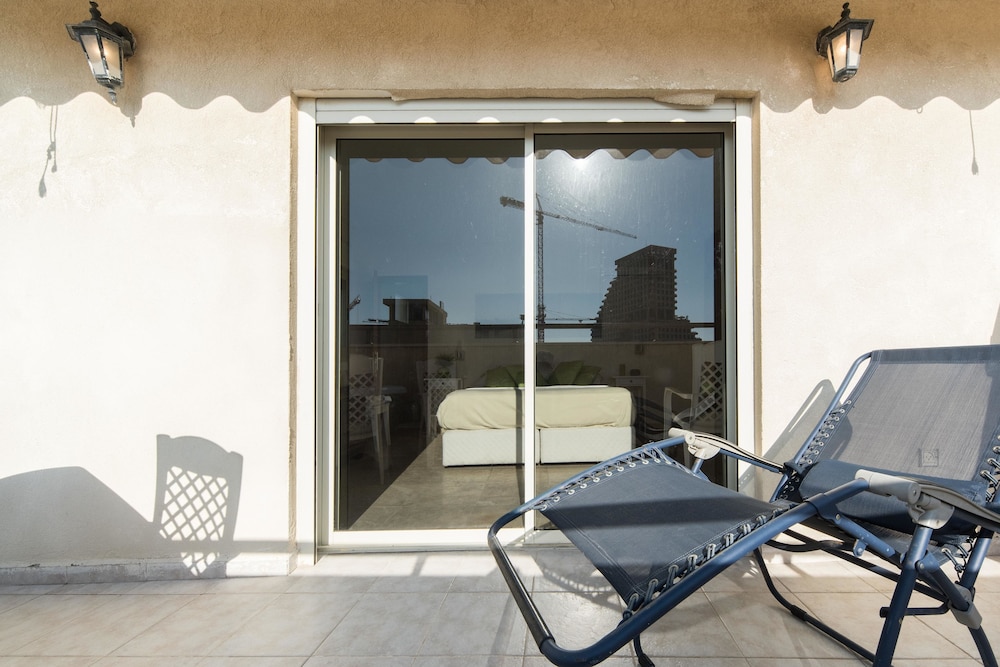 Spacious Duplex with Terrace 3-min From the Beach