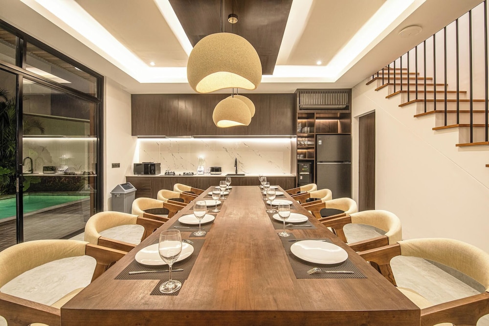 Tropical Elegance 5BR Canggu Villa Near Beach