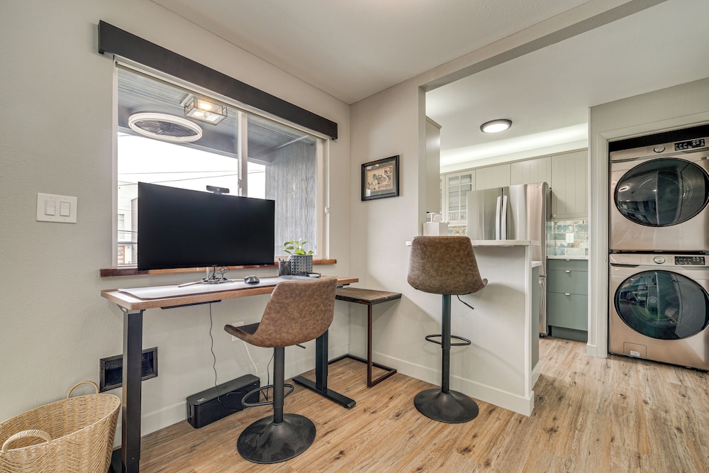 2 Blocks to Beach Park: Cozy Seattle Townhome