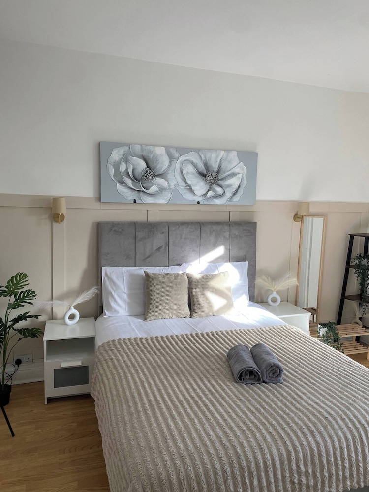 Modern Townhouse-free Parking-game Room-w-ifi