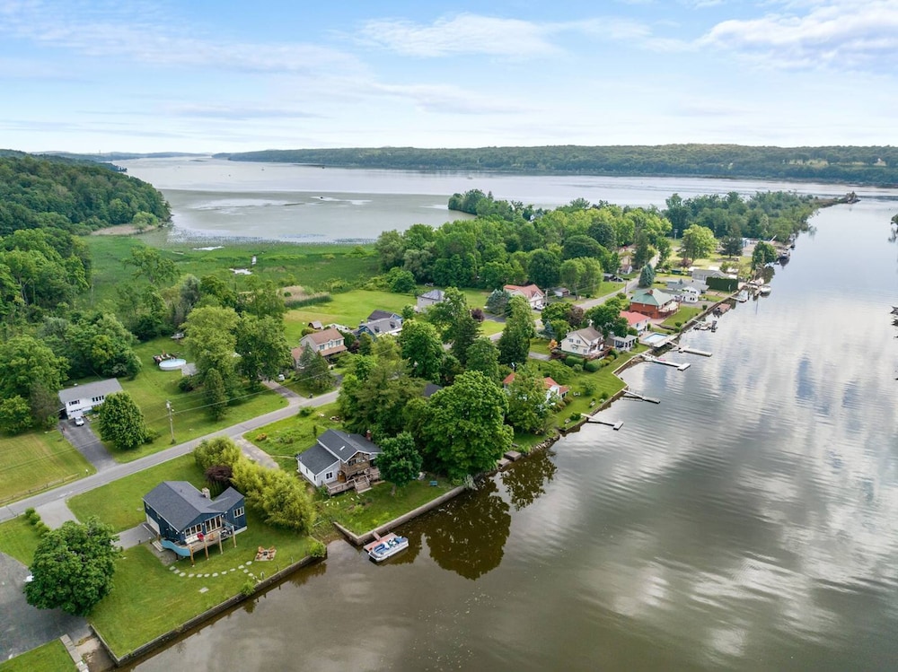 Mod Artist Home With River Views