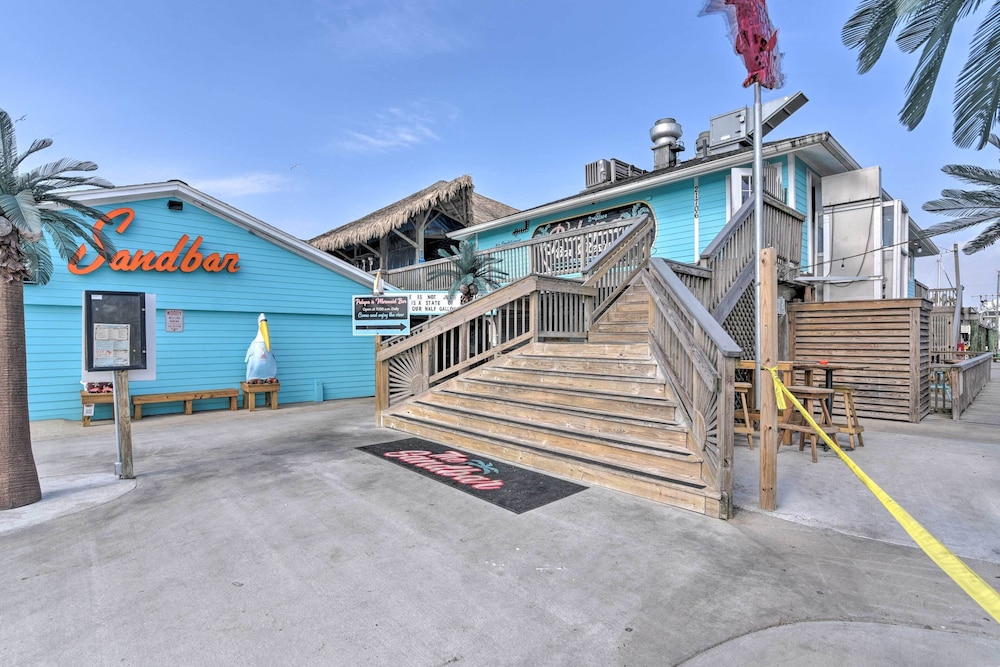 Pet-friendly Galveston Home: Walk to Beaches!