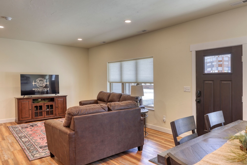Gold Mining Condo King Bed Modern Comforts