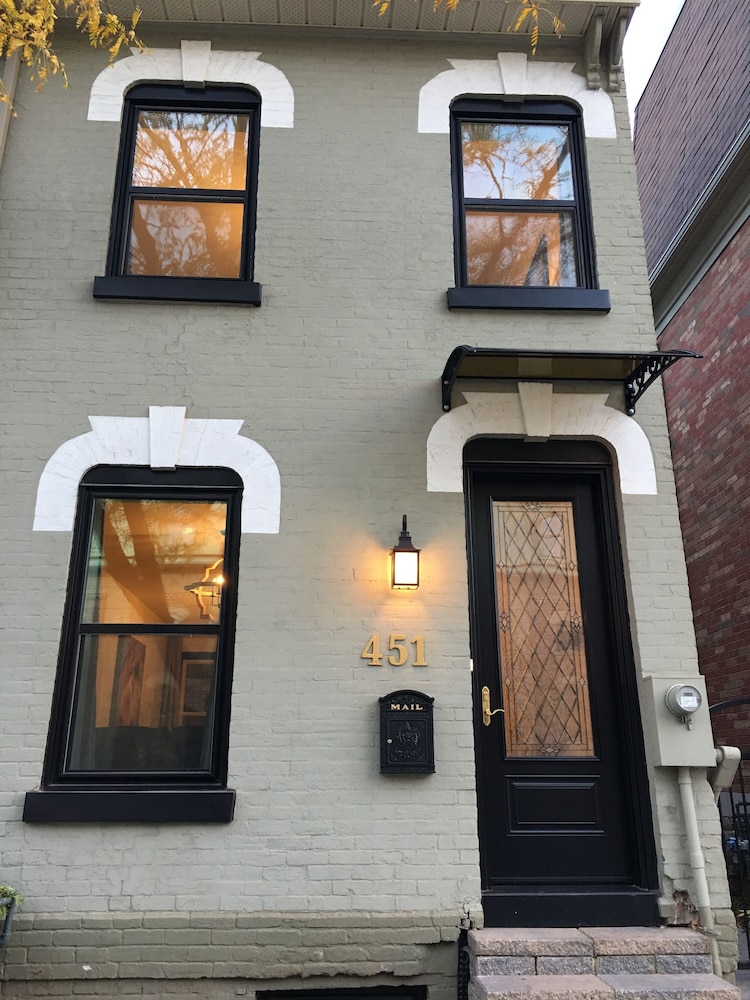 Beautiful 4BR Downtown House, Sleeps 10