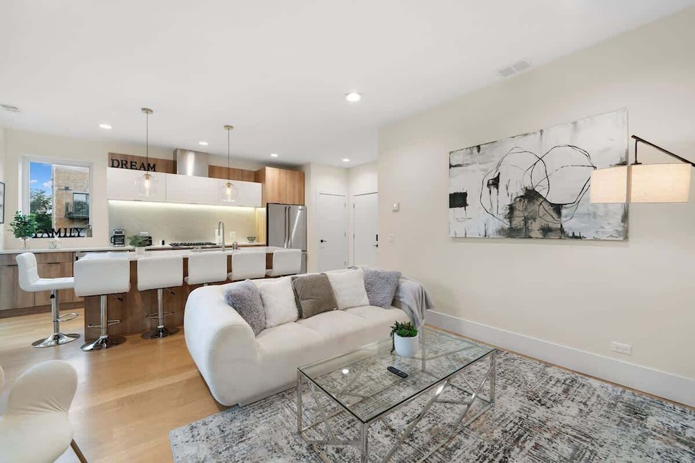 New Bright Condo Sleeping 8 by United Center