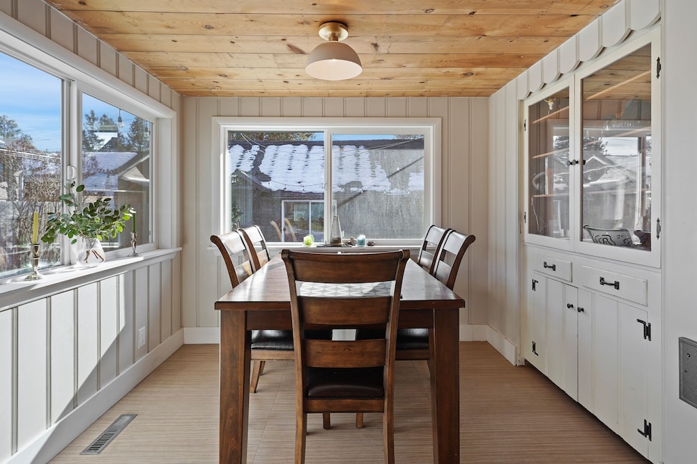 North West Nest 30 Day Minimum 2 Bedroom Home by RedAwning