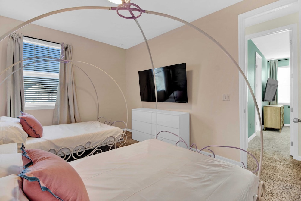 Sleeps 20! 9bdr, Star Wars-themed Game Room, Pool, Hot Tub Nassau by Avantstay