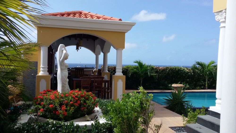 Villa with Spectacular Sea View