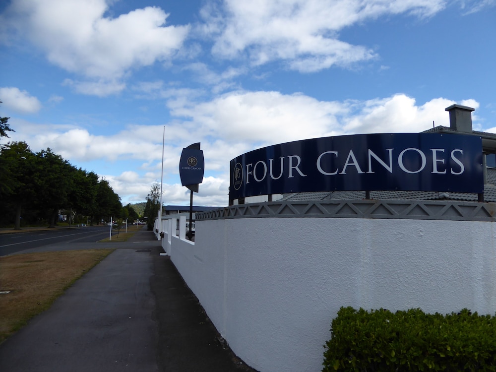 Four Canoes Hotel