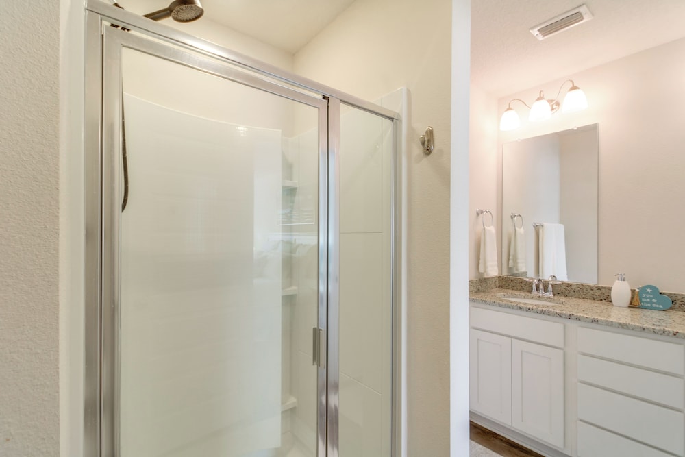 Pensacola Retreat w/ Pool Access, 20 Mi to Beach