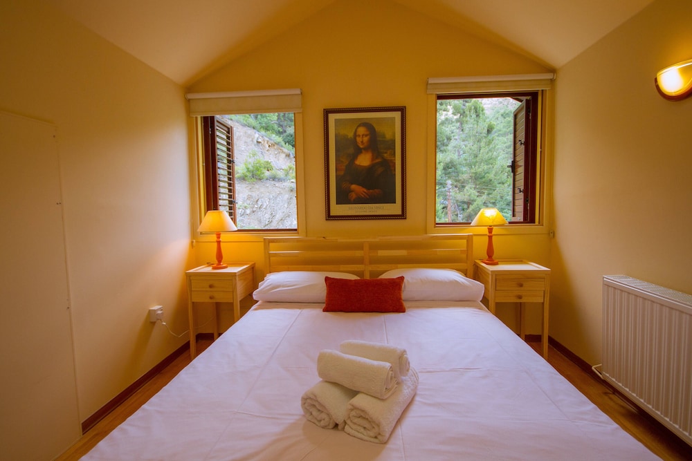 Persephone Cottage - Enhance Your Senses view 3