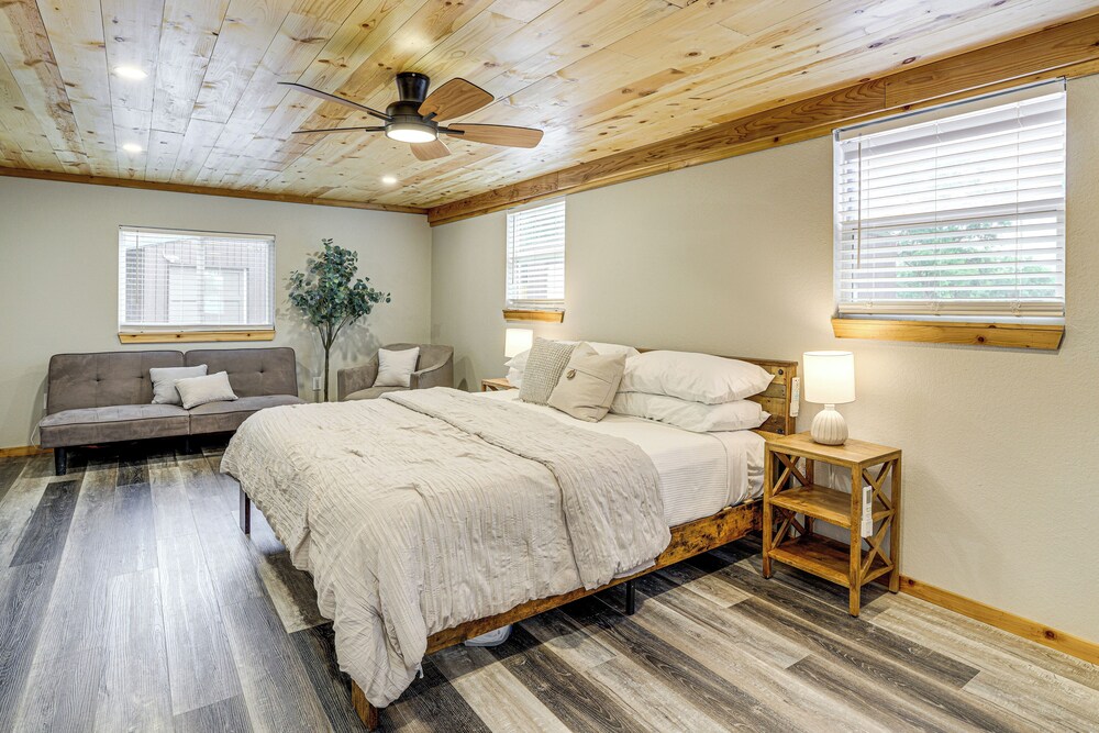 Near Bella Vista Trails & Elk River: Family Home!