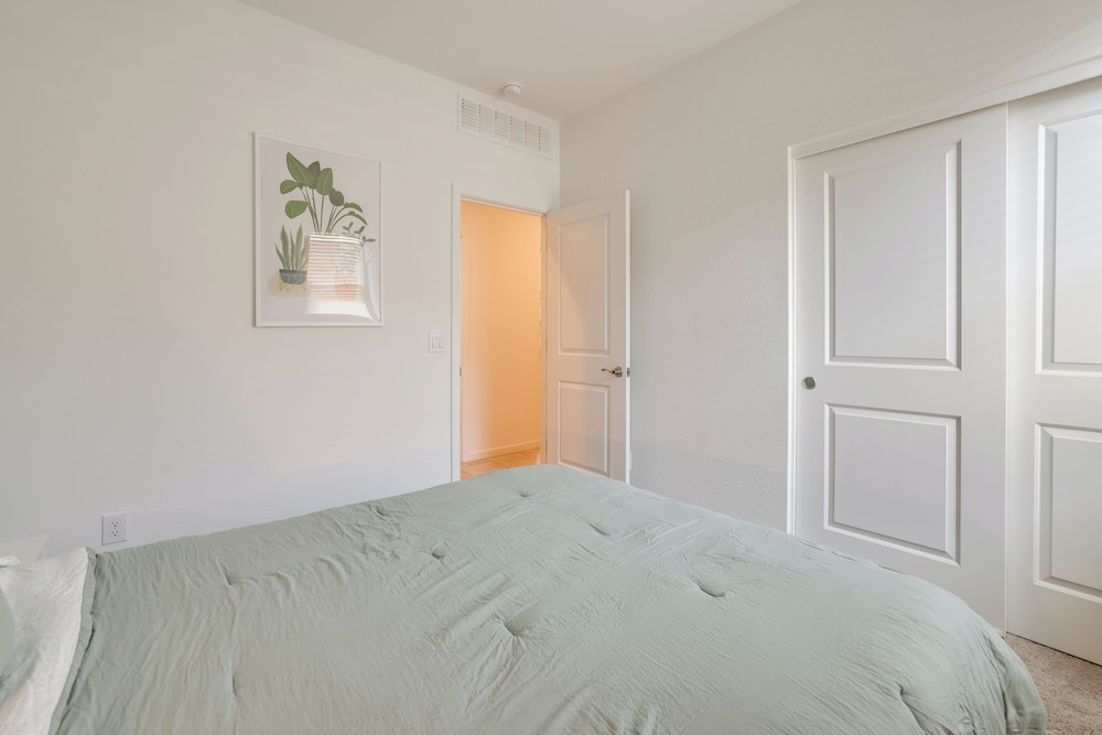 10 Mi to Downtown: Suburban Phoenix Home