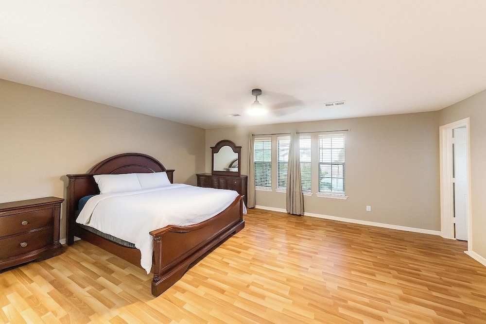 Pet-friendly 3BR Near First Colony Mall