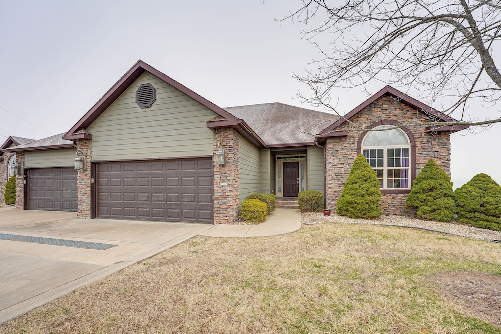 Relax Fireside: Branson West Gem w/ Hot Tub Access