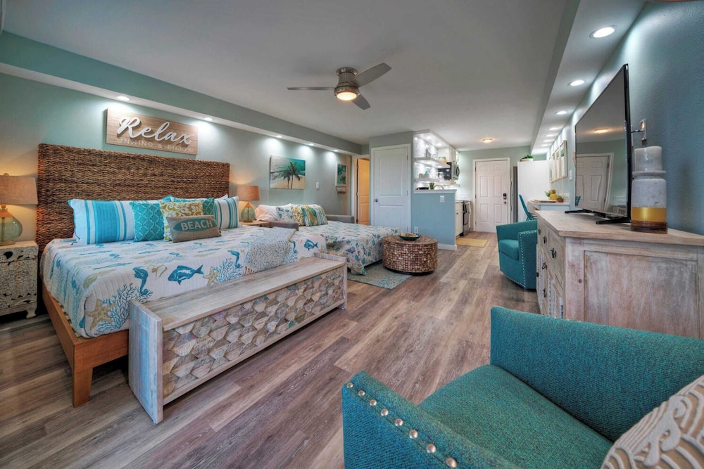 2 Beachfront Condos, Pool, Tennis/pickleball, Gulf View Island Retreat Complex