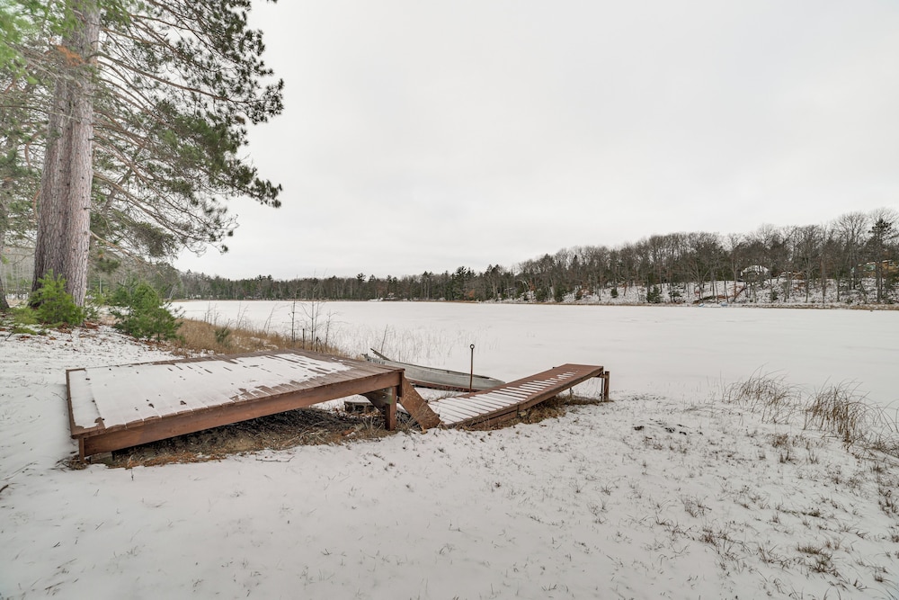 Lake Access & Dock: Remote Mio-area Cottage