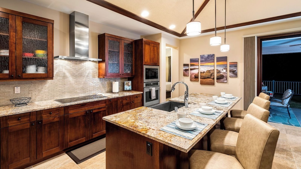 Private Yard and Outdoor Area - AC & Shared Pool - Golf Views - Vrkcv