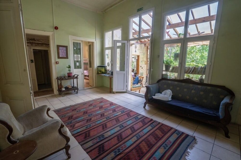 Lotus Garden Hostel - Image 12