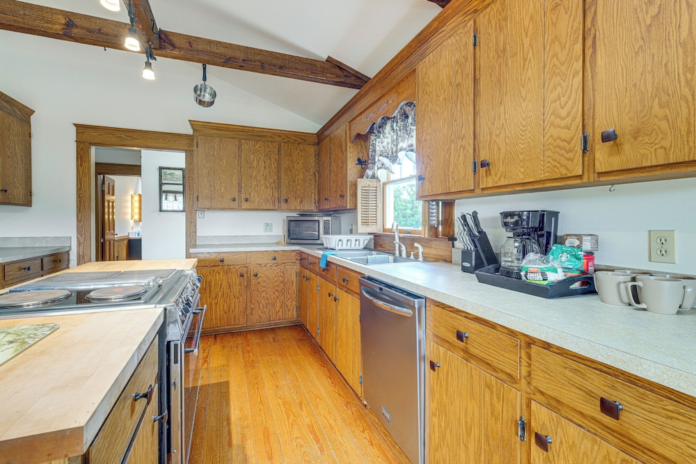 Walk to Dtwn Warsaw: Family Home w/ Deck!