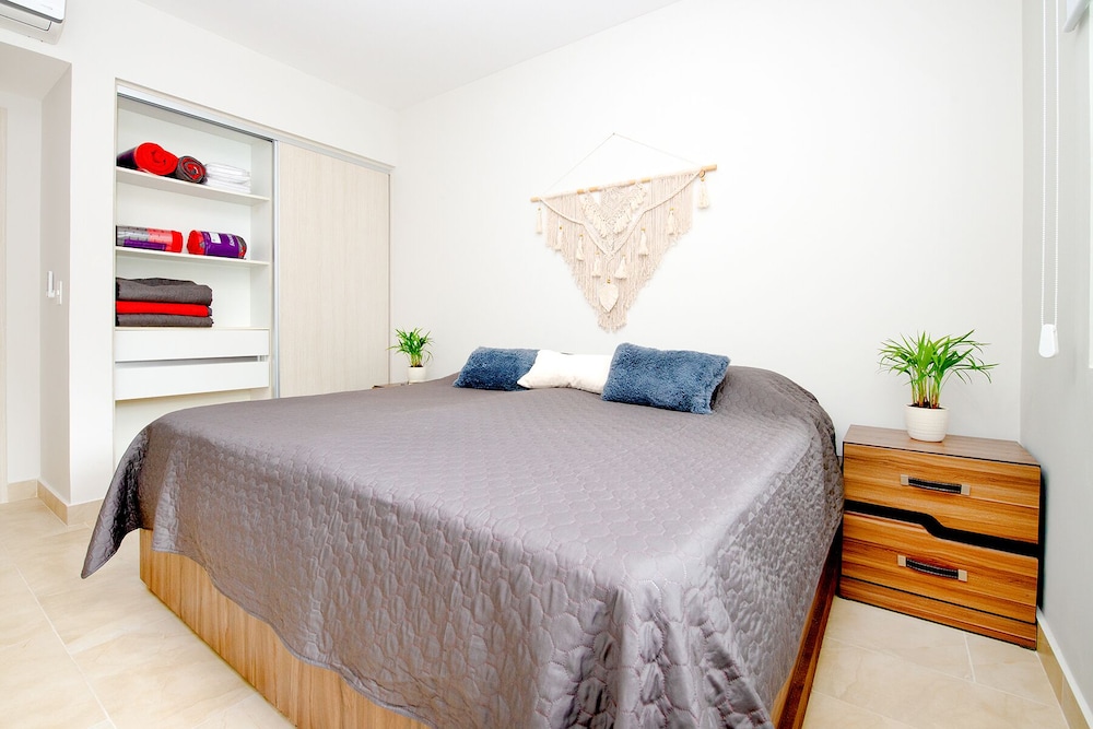 Private Garden Condo by Concierge4u view 3